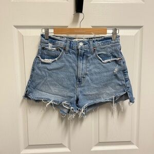 Abercrombie & Fitch Distressed The Mom Short High Rise